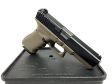 Laden Sie das Bild in den Galerie-Viewer, Seltene, frühe Ausführung Glock 17 Gen.1 auf Gen. 3 Griffstück