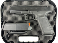 Laden Sie das Bild in den Galerie-Viewer, Fast neue Glock 17 Gen 5 FS