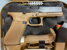 Laden Sie das Bild in den Galerie-Viewer, Fast neue Glock 17 FR Gen 5 Armée française Sondermodell