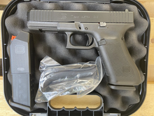 Laden Sie das Bild in den Galerie-Viewer, Fast neue Vorführwaffe Glock 17 Gen 5 FS Kal. 9x19mm