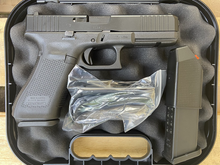 Laden Sie das Bild in den Galerie-Viewer, Fast neue Vorführwaffe Glock 17 Gen 5 FS Kal. 9x19mm