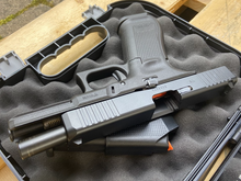 Laden Sie das Bild in den Galerie-Viewer, Fast neue Vorführwaffe Glock 17 Gen 5 FS Kal. 9x19mm