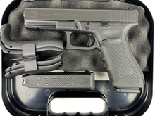Laden Sie das Bild in den Galerie-Viewer, Fast neue Glock 22 Gen 4 Kal. 40 S&amp;W