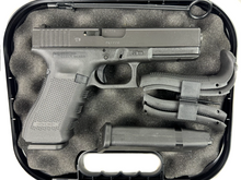 Laden Sie das Bild in den Galerie-Viewer, Fast neue Glock 22 Gen 4 Kal. 40 S&amp;W