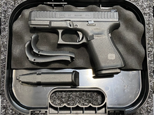 Laden Sie das Bild in den Galerie-Viewer, Fast neue Glock 44 FS Kal. 22 lr