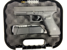 Laden Sie das Bild in den Galerie-Viewer, Glock 17 Gen. 4 Kal. 9mm Luger